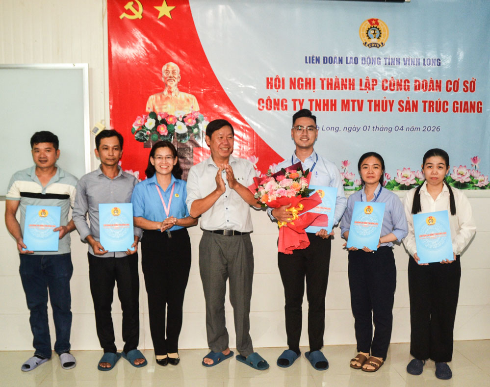 Đồng chí Nguyễn Thị Kim Dung - Phó Chủ tịch LĐLĐ tỉnh, đồng chí Nguyễn Hữu Nghĩa - Phó Tổng Giám đốc Công ty TNHH MTV Thủy sản Trúc Giang trao quyết định Ban Chấp hành CĐCS Công ty TNHH MTV Thủy sản Trúc Giang.