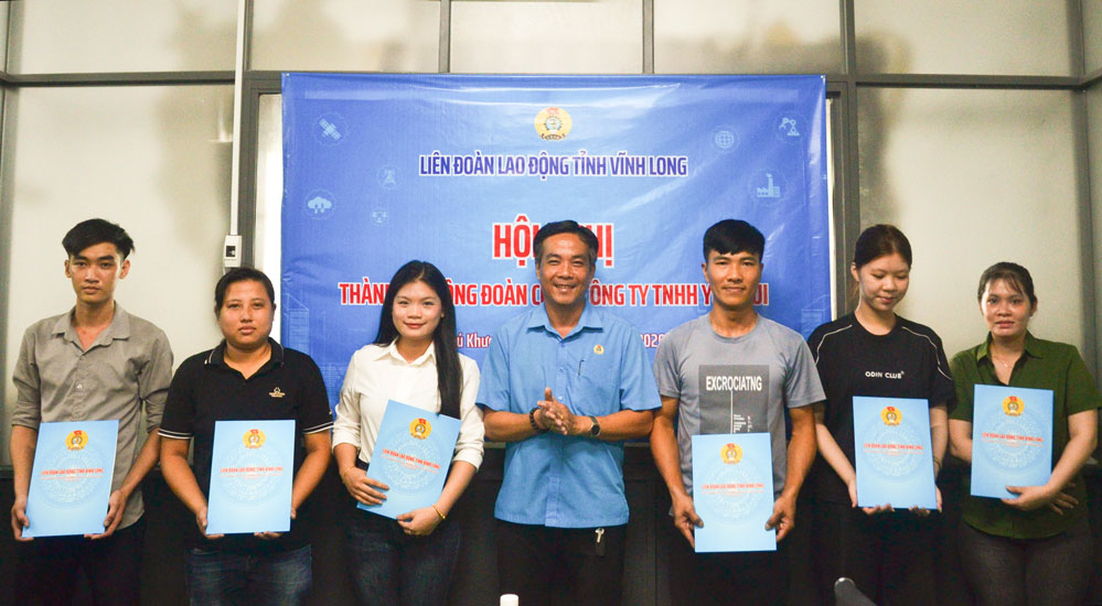 Đồng chí Nguyễn Hoàng Thắng - Ủy viên Ban Thường vụ Liên đoàn Lao động tỉnh trao quyết định công nhận công nhân lao động tại Công ty TNHH Yun Rui là đoàn viên Công đoàn Việt Nam.