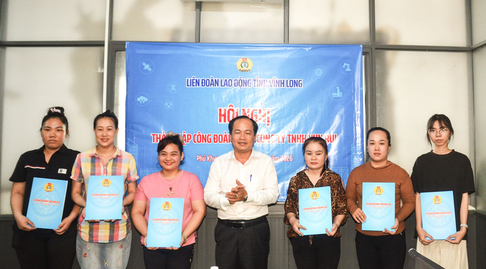 Đồng chí Hồ Phước Hưng - Chủ tịch UBND phường Phú Khương trao quyết định công nhận công nhân lao động tại Công ty TNHH Yun Rui là đoàn viên Công đoàn Việt Nam.