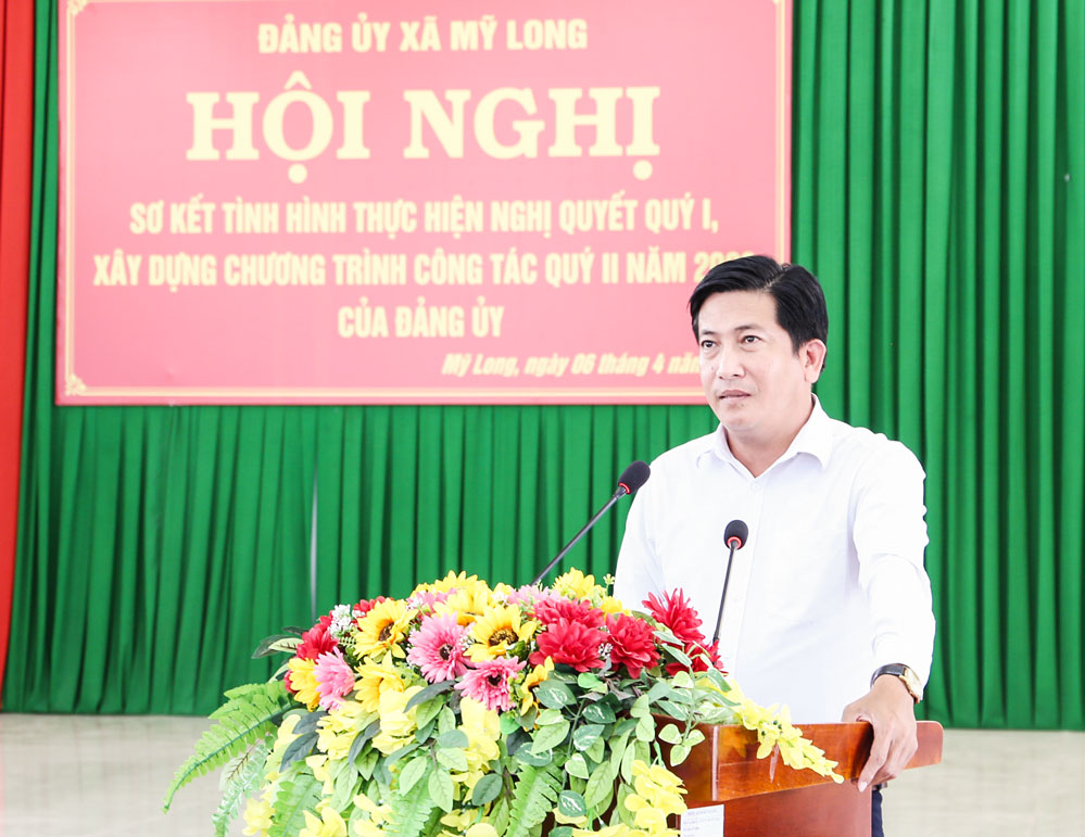 Đồng chí Đường Quang Thập- Chủ tịch UBND xã Mỹ Long trao đổi về định hướng phát triển kinh tế của xã.