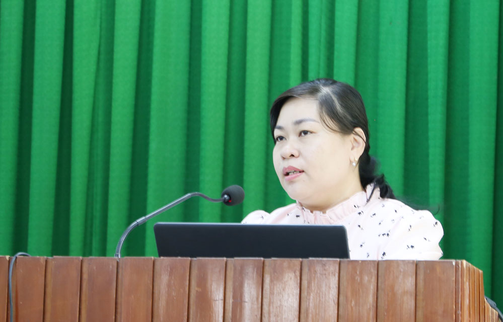 Bà Tăng Lệnh Hồng Lan- Phó Trưởng phòng Chuyển đổi số, Sở Khoa học và Công nghệ trình bày nội dung tập huấn.