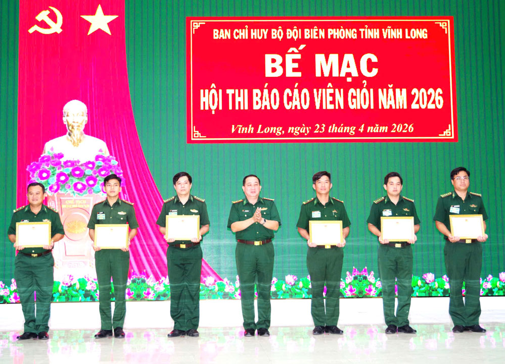 Đại tá Mai Văn Yên - Chính ủy Ban Chỉ huy BĐBP tỉnh trao thưởng các các thí sinh đạt giải.