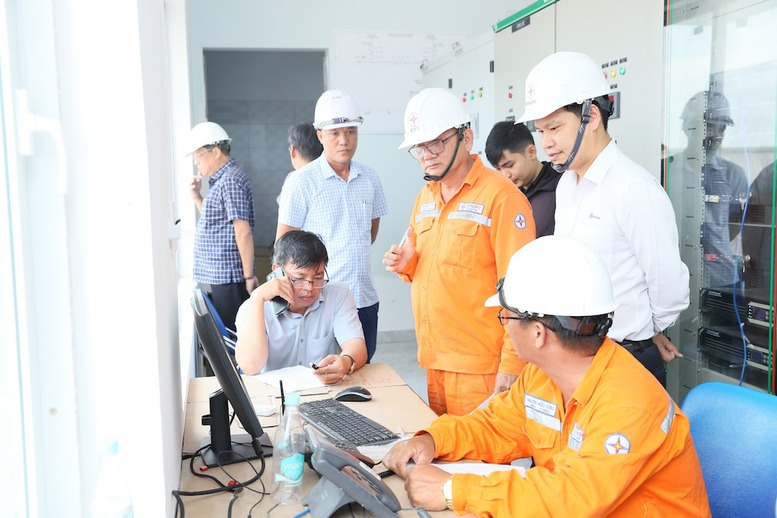 Phó TGĐ EVNSPC Bùi Quốc Hoan (áo trắng) trực tiếp chỉ đạo công tác đóng điện tại Trạm biến áp 110kV Cờ Đỏ sáng 25/4

