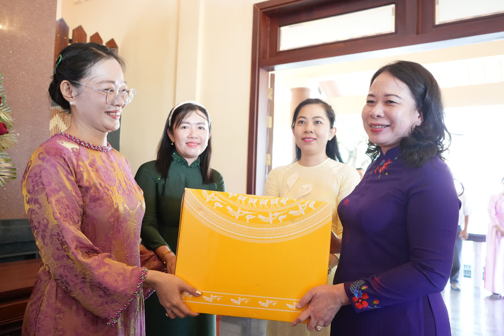 Đồng chí Võ Thị Ánh Xuân gửi tặng phần quà cho Ban Quản lý Khu Lưu niệm Thủ tướng Chính phủ Võ Văn Kiệt.