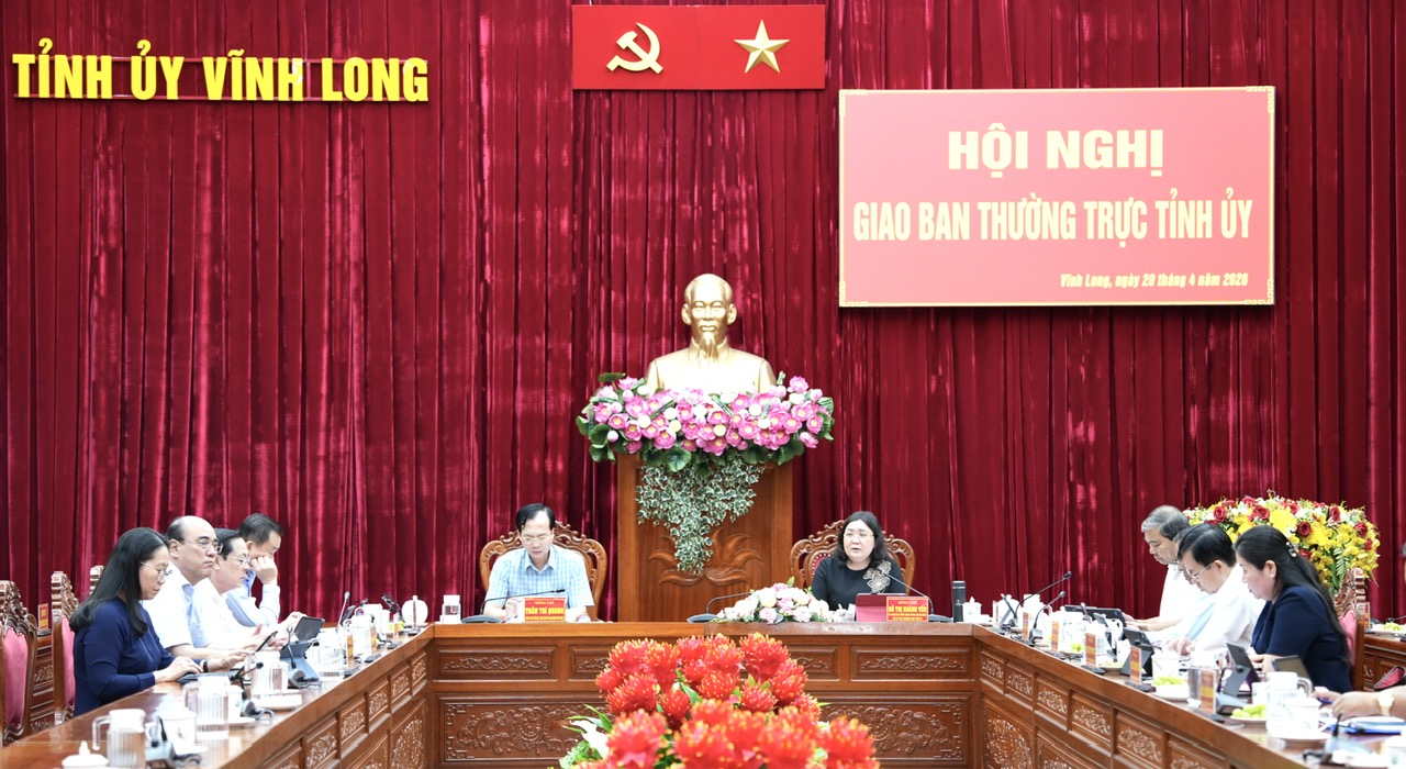 Đồng chí Hồ Thị Hoàng Yến- Ủy viên BCH Trung ương Đảng, Phó Bí thư Thường trực Tỉnh ủy và đồng chí Trần Trí Quang- Phó Bí thư Tỉnh ủy, Chủ tịch UBND tỉnh cùng chủ trì hội nghị.