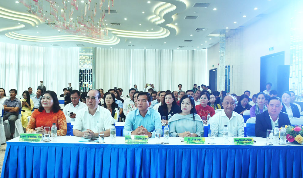 Đại biểu tham dự họp mặt