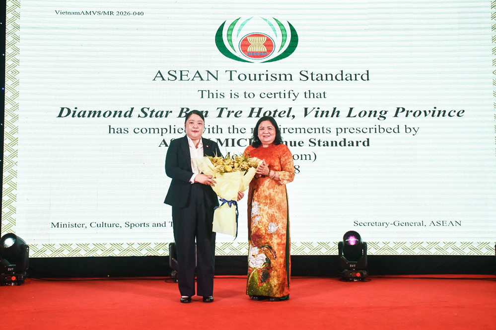 Đồng chí Hồ Thị Hoàng Yến - Ủy viên Ban Chấp hành trung ương Đảng, Phó Bí thư Thường trực Tỉnh ủy Vĩnh Long biểu dương các cá nhân, tập thể có thành tích tiêu biểu đóng góp tích cực tổng hoạt động du lịch năm 2025.