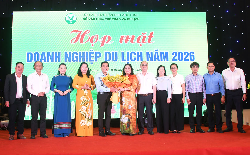 Đồng chí Hồ Thị Hoàng Yến - Ủy viên Ban chấp hành trung ương Đảng, Phó Bí thư Thường trực Tỉnh ủy Vĩnh Long cùng đại biểu tham dự tại buổi họp mặt.