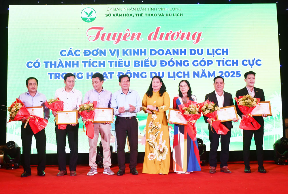Lãnh đạo tỉnh trao khen thưởng cho các tập thể, cá nhân có nhiều đóng góp cho ngành du lịch tỉnh Vĩnh Long trong năm 2025.
