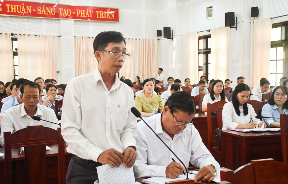 Đại biểu tham luận tại hội nghị.