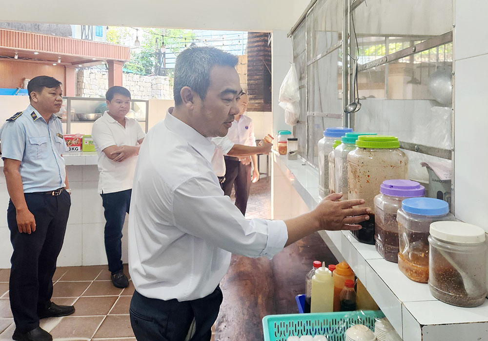 Hoạt động kiểm tra các bếp ăn tập thể, cơ sở ăn uống, thức ăn đường phố đang được tăng cường.