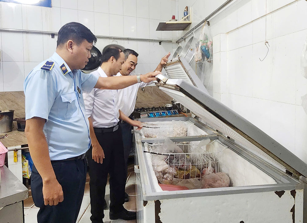 Vĩnh Long tăng cường kiểm tra, giám sát công tác bảo đảm an ninh, an toàn thực phẩm, nhất là tại bếp ăn tập thể, cơ sở dịch vụ ăn uống và thức ăn đường phố.