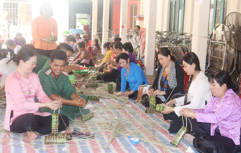 Cán bộ, chiến sĩ, hội viên, phụ nữ và người dân tham gia gói bánh.