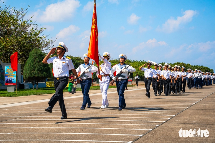 Lễ chào cờ và duyệt đội ngũ trên đảo Trường Sa - Ảnh: NGỌC ĐỨC


