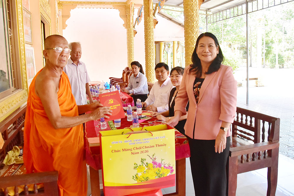 Phó Chủ tịch UBND tỉnh- Nguyễn Thị Bé Mười chúc Tết và tặng quà tại chùa Ta Lôn.