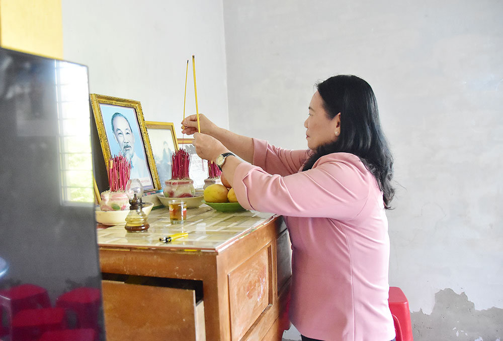 Phó Chủ tịch UBND tỉnh- Nguyễn Thị Bé Mười thắp hương liệt sĩ Inh Thị Sa Rai.