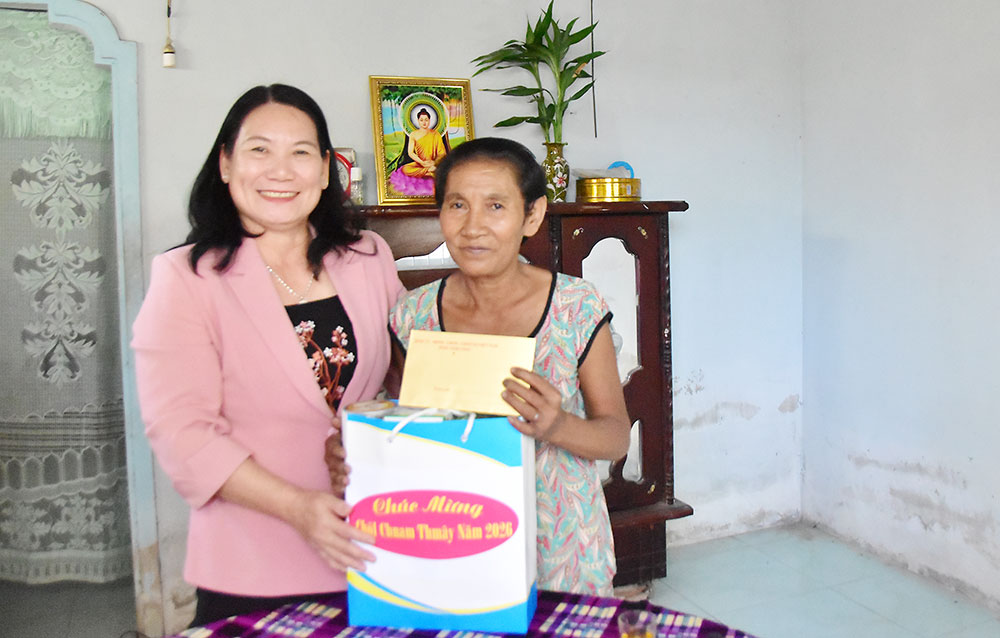 Phó Chủ tịch UBND tỉnh- Nguyễn Thị Bé Mười gia đình liệt sĩ Thạch Mét (xã Long Thành).