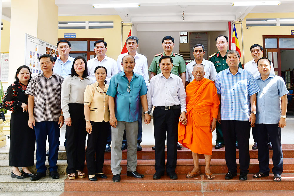 Lãnh đạo tỉnh chụp ảnh lưu niệm với Ban Giám hiệu Trường Trung cấp Pali Khmer tỉnh.