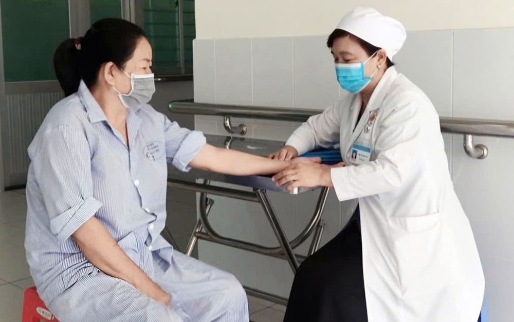 Bác sĩ Trịnh Thị Hồng Vân tận tình chăm sóc bệnh nhân.