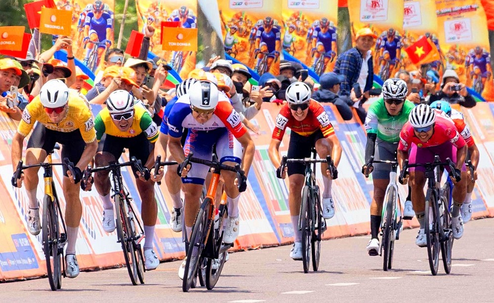 Patrick Patterson (107) của 620 Nông Nghiệp Vĩnh Long về nhì chặng 12.