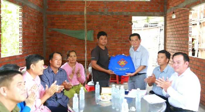 Trao tặng 40 căn nhà đại đoàn kết, nhà tình nghĩa dịp Tết Quân – Dân tại xã Trà Côn