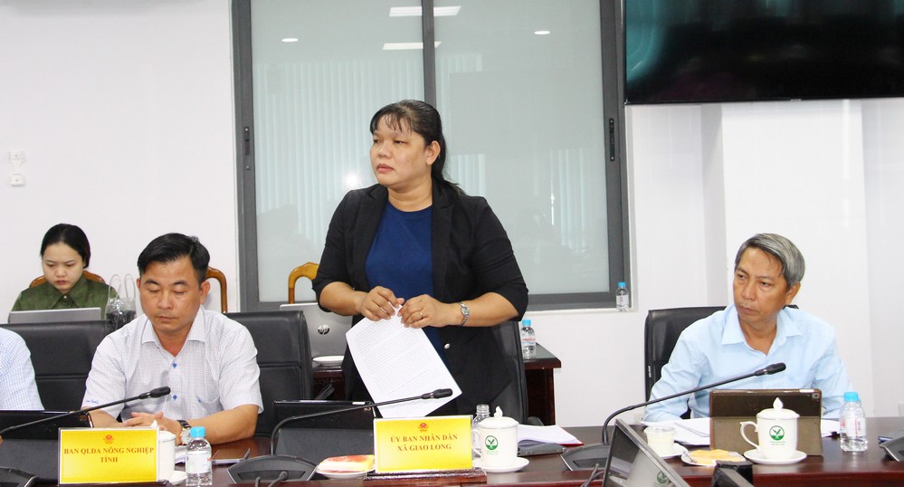 Đại diện lãnh đạo UBND xã Giao Long báo cáo tại buổi làm việc.