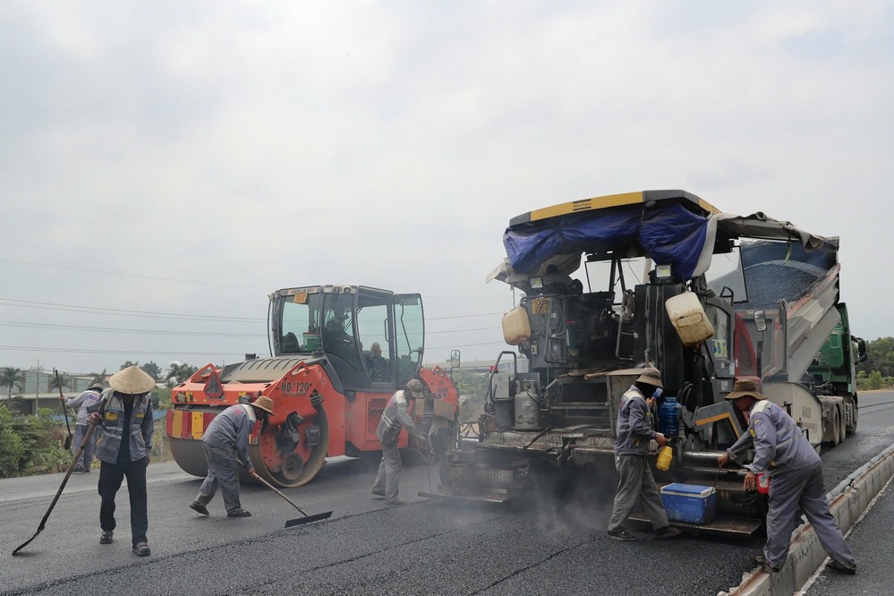 Nhà thầu Trungnam E&C đang thực hiện trải thảm nhựa ở những đoạn cuối cùng trước ngày 30/4.