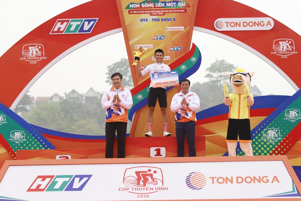 Trao áo trắng chặng 1.