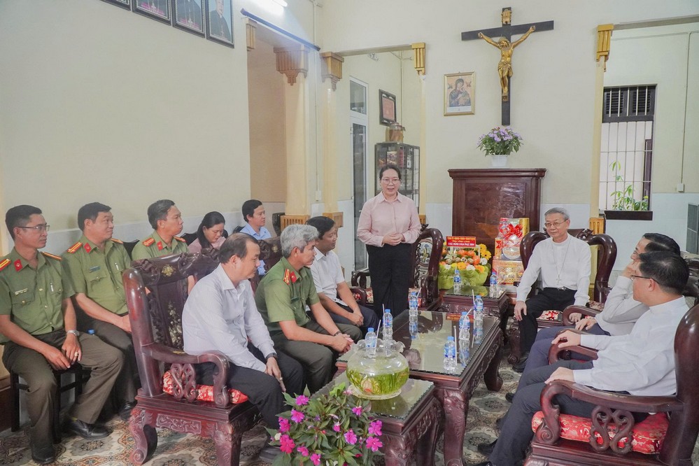 Đoàn đến chúc mừng Lễ Phục sinh tại Tòa Giám mục Giáo phận Vĩnh Long.