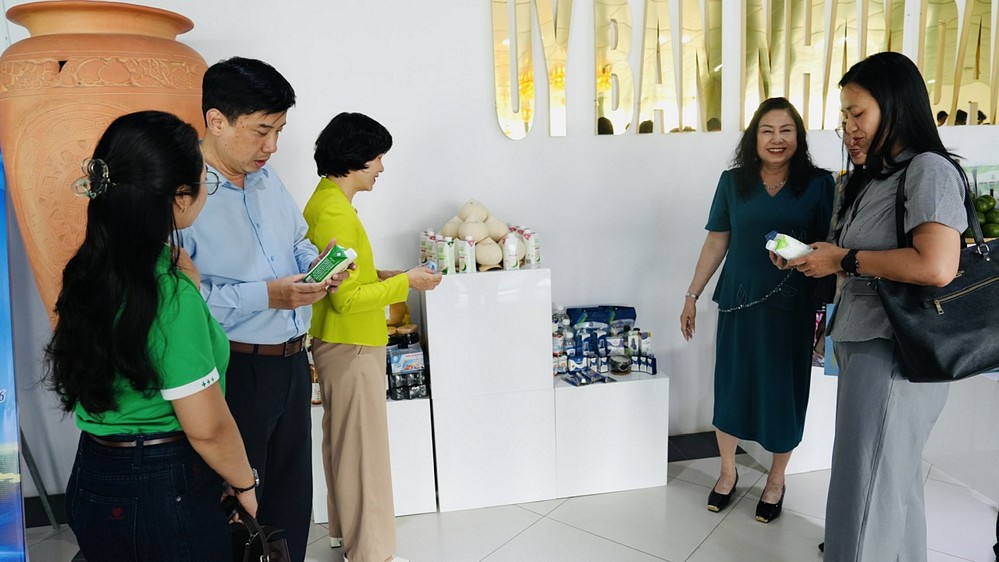 Các đại biểu tham quan các gian hàng trưng bày, giới thiệu các sản phẩm đặc trưng của tỉnh.