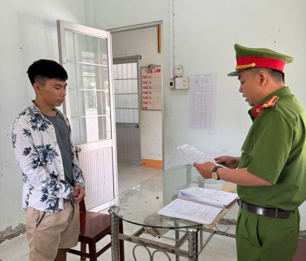 Cơ quan điều tra công bố quyết định khởi tố bị can, lệnh cấm đi khỏi nơi cư trú, tạm hoãn xuất cảnh đối với Trần Tấn Đạt.