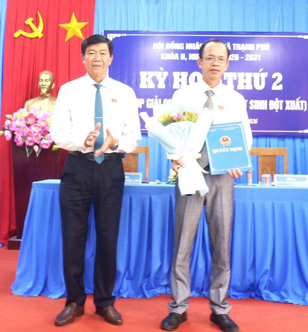  Đồng chí Nguyễn Ngọc Tân - Bí thư Đảng ủy, Chủ tịch HĐND xã  trao quyết định cho Chủ tịch UBND xã nhiệm kỳ 2026 - 2031.