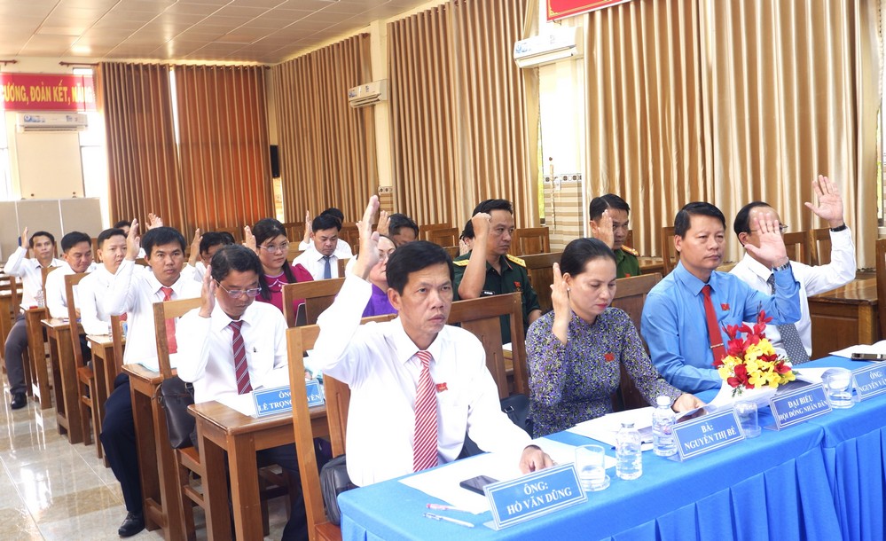 Đại biểu biểu quyết thông qua các nội dung kỳ họp.