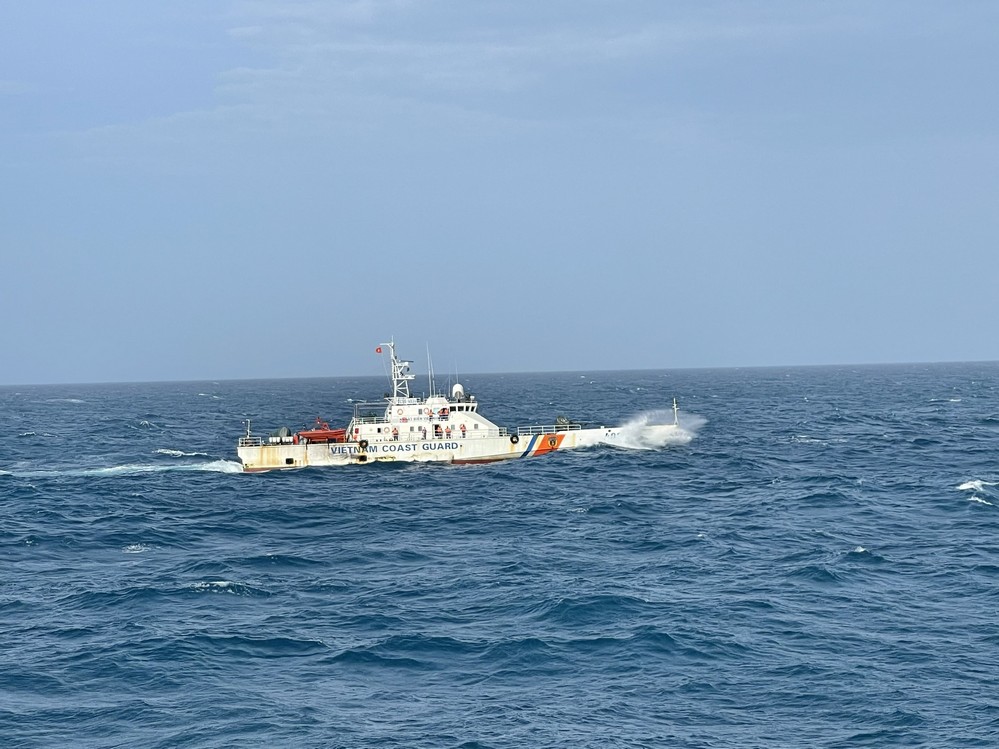 Tàu CSB 4034 làm nhiệm vụ trực sẵn sàng chiến đấu trên biển.