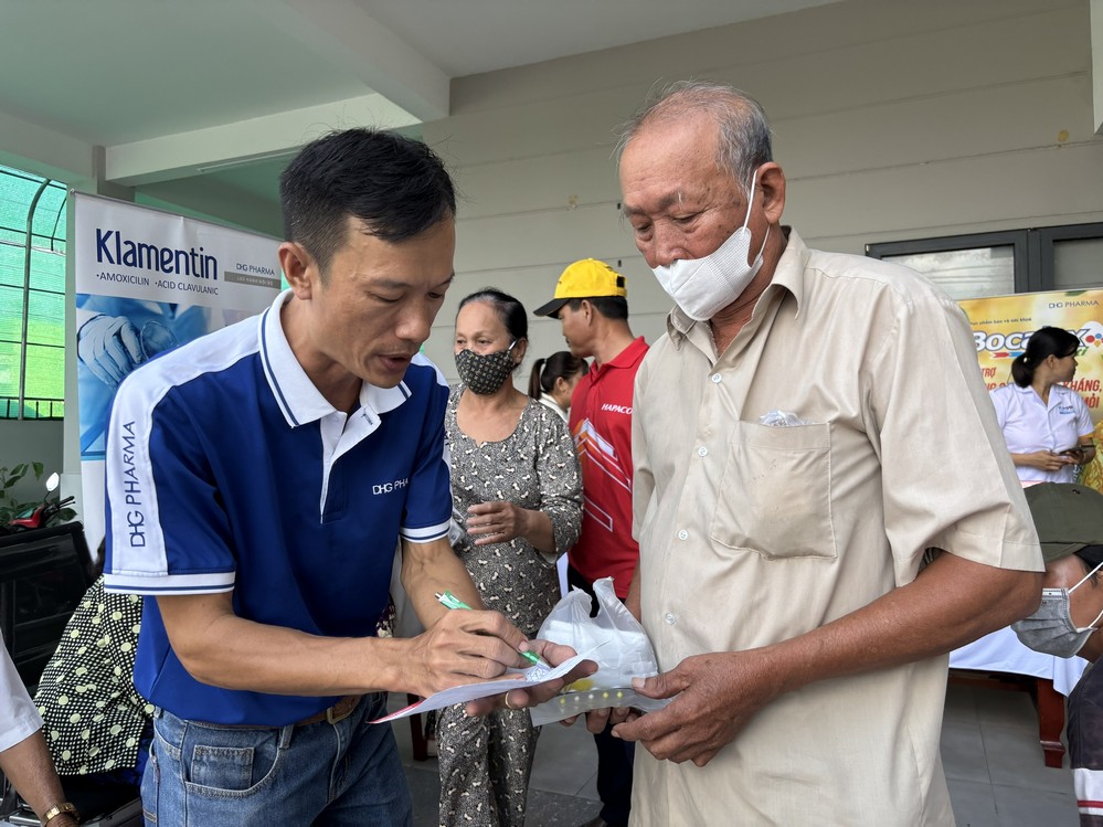 Chú Lê Văn Nhu (78 tuổi, ngụ ấp An Quới 2, xã Ba Tri) được thành viên đoàn y, bác sĩ hướng dẫn cách sử dụng thuốc.
