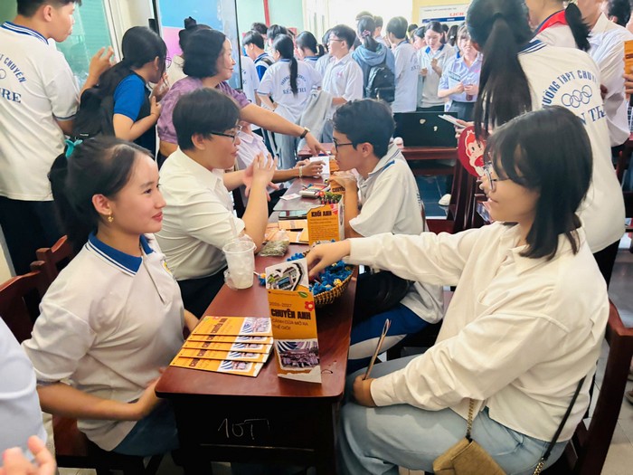 Học sinh tham gia tư vấn