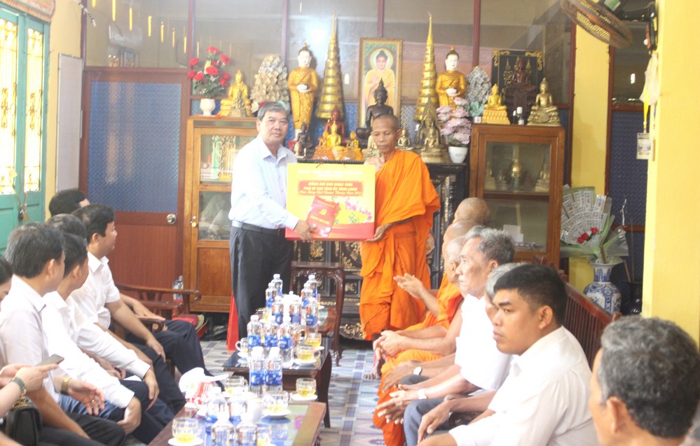 Đoàn đến thăm, chúc tết, tặng quà tại chùa Kỳ Son.