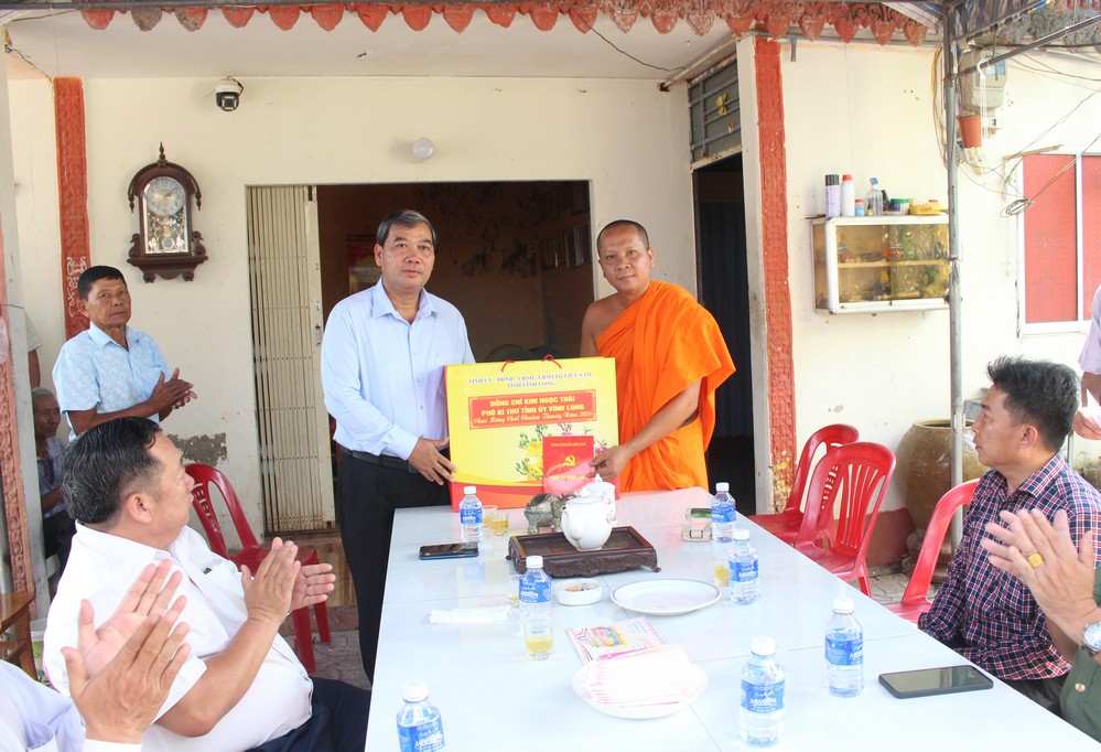 Đoàn đến thăm, chúc tết, tặng quà tại chùa Mỹ Bồn.