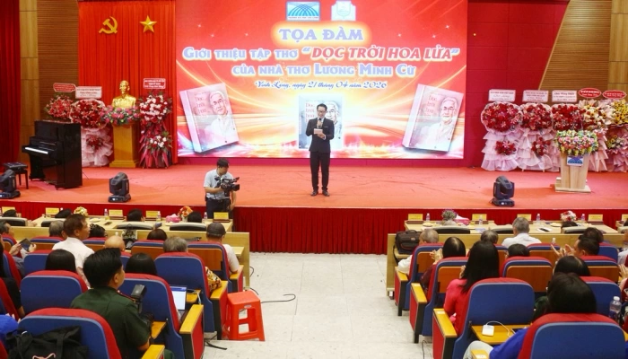 Tọa đàm giới thiệu tập thơ “Dọc trời hoa lửa” của nhà thơ Lương Minh Cừ