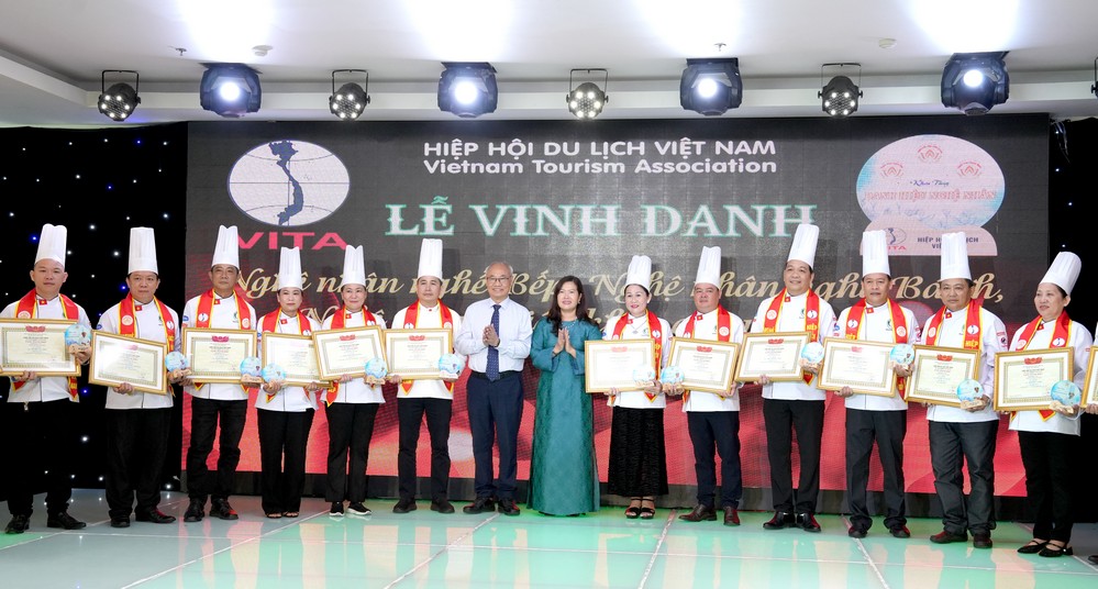 Ông Vũ Thế Bình- Chủ tịch Hiệp hội Du lịch Việt Nam và bà Nguyễn Thị Ngọc Điệp- Thành ủy viên, Phó Chủ tịch UBND TP Cần Thơ trao quyết định công nhận các nghệ nhân.

