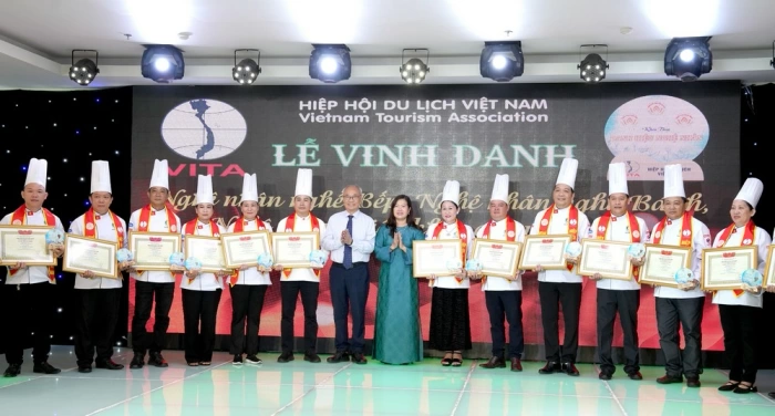 Vinh danh 29 nghệ nhân nghề bếp, nghề bánh, nghề điêu khắc củ, quả