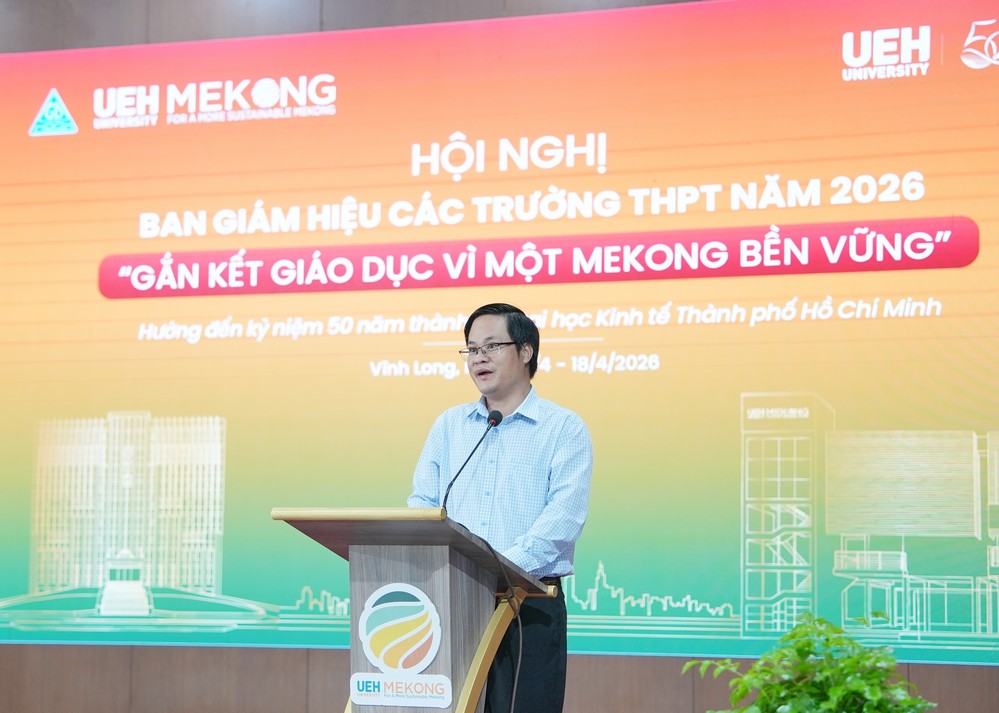 Phó Giám đốc Sở GD-ĐT Võ Văn Bé Hai phát biểu tại hội nghị.