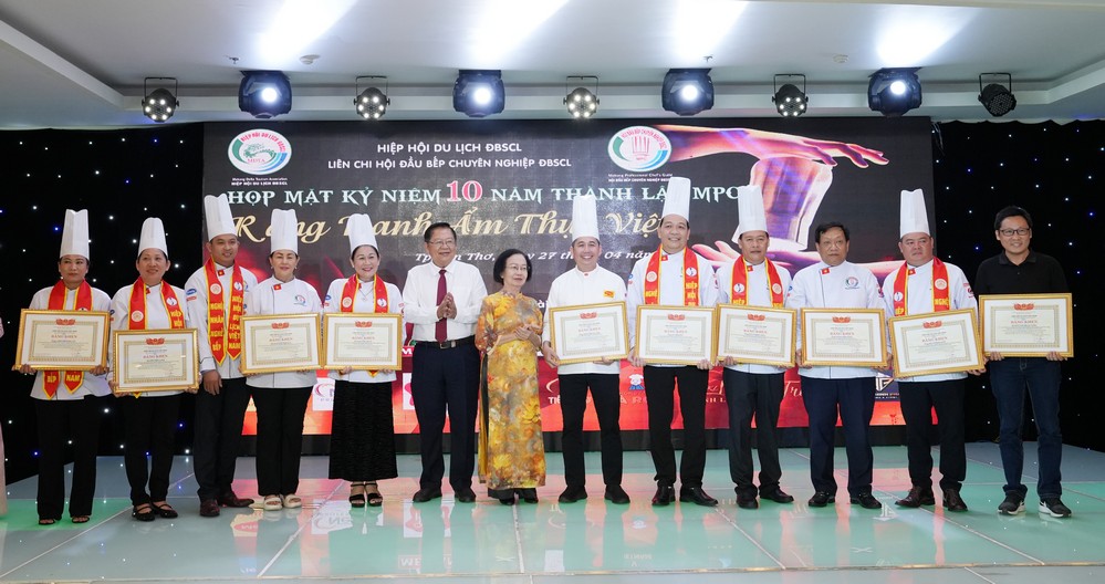  Các cá nhân nhận bằng khen có đóng góp thiết thực cho quảng bá ẩm thực Việt Nam, đóng góp cho phát triển du lịch giai đoạn 2021-2025.
