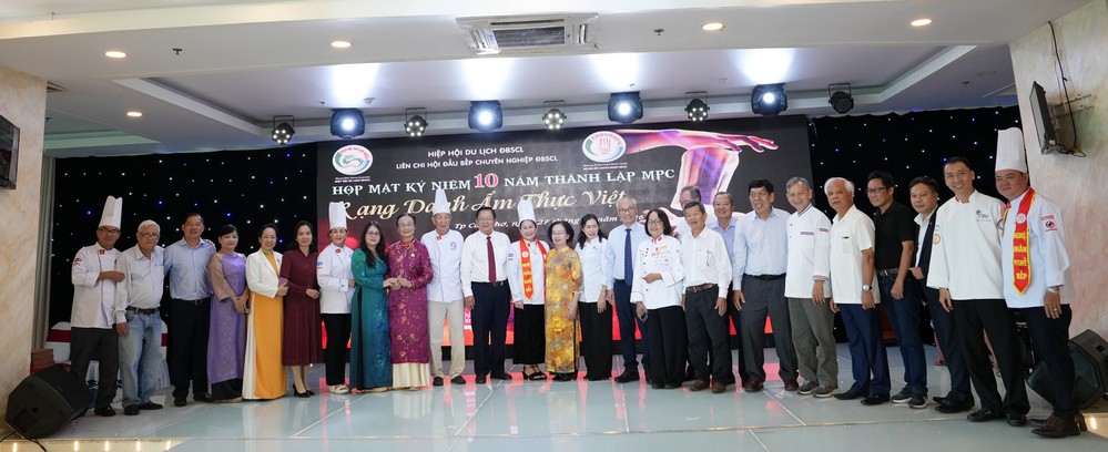 Các thành viên Liên chi hội Đầu bếp chuyên nghiệp ĐBSCL chụp ảnh lưu niệm cùng đại biểu.