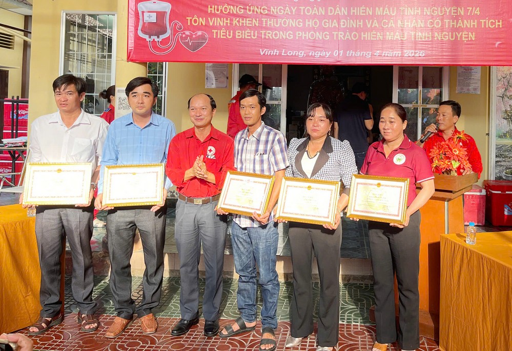 Ông Nguyễn Văn Triều- Phó Chủ tịch Thường trực Hội CTĐ tỉnh tặng bằng khen của UBND tỉnh cho gia đình tiêu biểu trong phong trào hiến máu tình nguyện.