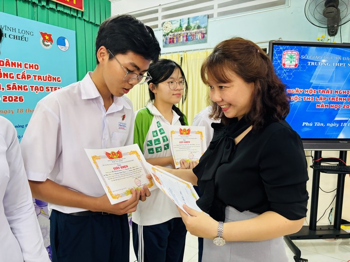 Hiệu trưởng Trường THPT Nguyễn Đình Chiểu Đặng Thị Thùy Dương trao giấy khen cho tác giả có sản phẩm đạt giải tại ngày hội