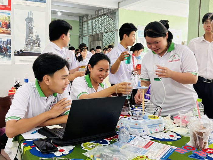  Học sinh Trường THCS Vĩnh Phúc đạt giải nhì cuộc thi Lập trình pha màu cùng AI