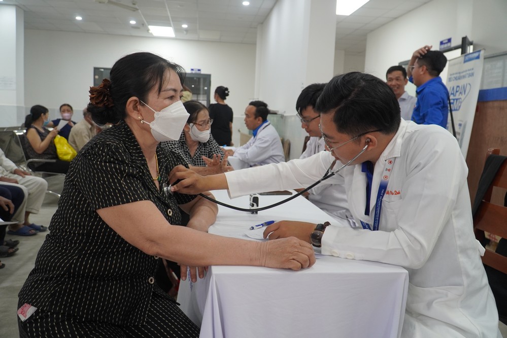 71”: 371, Đoàn y, bác sĩ Bệnh viện Huyết học - Truyền máu TP Cần Thơ khám bệnh tại xã Ba Tri.