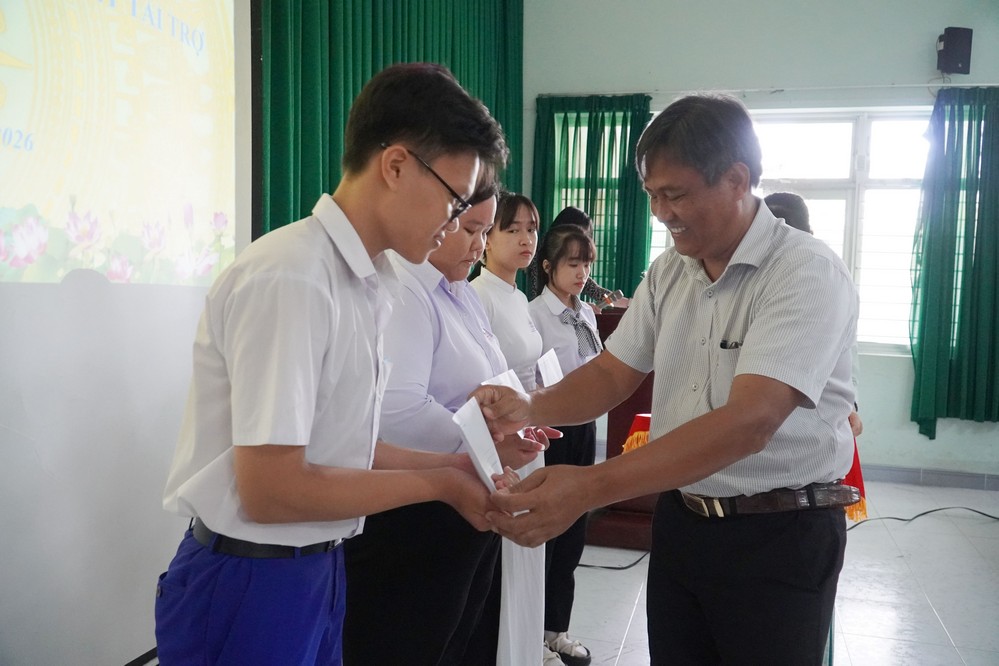 Phó Giám đốc Sở Giáo dục và Đào tạo Thạch Tha Lai trao học bổng cho học sinh.