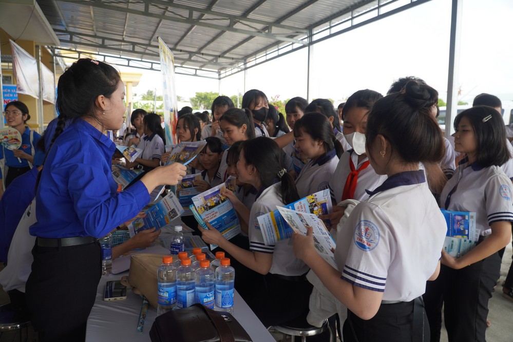 Đông đảo học sinh, thanh viên trên địa bàn xã tham gia ngày hội